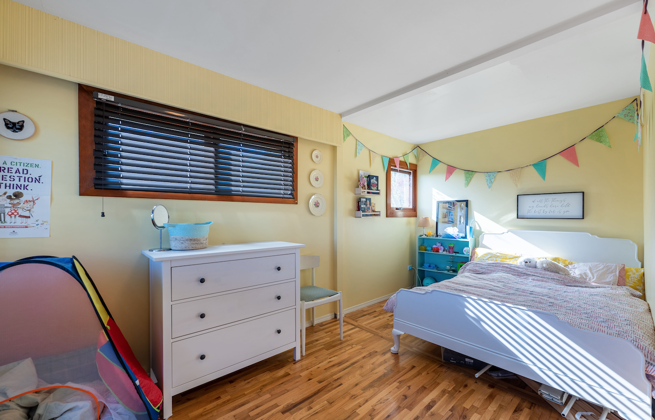 COZY FAMILY HOME IN THE HEART OF AMBLESIDE- 1488 Palmerston Avenue, West Vancouver